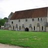 Passé l'accueil, la découverte de l'abbaye de Noirlac commence par le bâtiment qui abrite le cellier et le dortoir des convers (à l'étage). A gauche, on devine l'église.