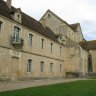 Abbaye de Noirlac - côté est : les fenêtres des cellules des moines ouvrant sur le parc et le chevet de l'église.