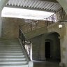 Abbaye de Noirlac - escalier situé entre le réfectoire et la salle des moines menant à l'étage et au dortoir des moines