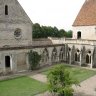 Abbaye de Noirlac - vue du cloître au sortir du dortoir des moines : à gauche, le réfectoire. A droite, le dortoir des convers. 