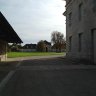 Saline royale d'Arc-et-Senans - allée entre le bâtiment des Sels Est et la maison du directeur et perspective sur le bâtiment des gardes.