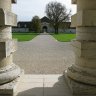 Saline royale d'Arc-et-Senans - sous le portique de la maison du directeur, vue sur le bâtiment des gardes.  