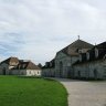 Saline royale d'Arc-et-Senans - la maréchalerie et le bâtiment des gardes.