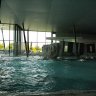 Resort Barrière Ribeauvillé - espace Balnéo, le bassin intérieur principal dit "Lac des sens" : remous, chutes d'eau... Au fond (plafond surbaissé) le " Lac du silence ", second bassin intérieur  : musique subaquatique et chromothérapie.