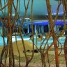 Resort Barrière Ribeauvillé - espace Balnéo en nocturne. Au fond, les lumières colorées du "Lac du silence"