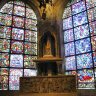  Basilique Saint Denis – chapelle axiale de la Vierge – retable de l’Enfance du Christ (XIIIe siècle), vitrail de l’Enfance du Christ (à gauche - panneaux en partie basse datant de Suger) et vitrail de l’Arbre de Jessé (à droite).