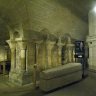  St-Denis – la crypte de Suger – le sarcophage d’Arégonde, épouse de Clotaire Ier. Les bijoux et objets funéraires contenus dans le sarcophage sont au Musée d’Archéologie Nationale de Saint-Germain en Laye.