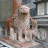 Bergame - porche nord, dit des Lions roses, de Santa Maria Maggiore. Ces lions stylophores en marbre de Vérone soutiennent les colonnes du prothyron (avant-corps du portail). L'ensemble est une œuvre (1353) de Giovanni da Campione. 