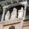 Bergame - porche nord de Santa Maria Maggiore, détail du prothyron : sculptures sommitales (Vierge à l'Enfant entourée de 2 saintes - 1398) par Andreolo de' Bianchi.