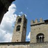 Bergame - piazza del Duomo :  la Torre Civica vue du porche nord de Santa Maria Maggiore.