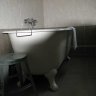 Le Manoir, chambre charme : dans la salle de bain, lumière du jour et baignoire à l'ancienne