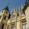 Hôtel de Bourgtheroulde - le style gothique flamboyant de la façade principale (gâbles, pinacles, fenêtres à meneaux).