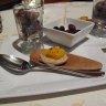  Amuse-gueule du premier dîner : pickles de champignons, mini blini et crème de citron, olives noires