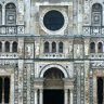 Le portail de l'église entouré de quatre colonnes corinthiennes en marbre de Carrare. 