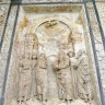 Bas-relief situé au-dessus de la plinthe. Ces bas-reliefs et les médaillons de la plinthe sont attribués à Amadeo et aux frères Mantegazza.