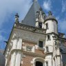 Château de Blois –  l’aile Louis XII (côté cour) : partie sommitale de la tour carrée nord et de la tourelle en encorbellement.