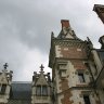 Château de Blois –  l’aile Louis XII (côté cour) – détails : lucarnes des combles habitables et partie sommitale de la seconde tour d’escalier hors œuvre.  