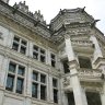 Château de Blois –  l’aile François Ier - les salamandres royales ornent chaque partie pleine du bâtiment, ainsi que les balustres de l’escalier.