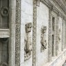 Château de Blois –  l’aile François Ier – détail de la façade coté cour : fenêtres à meneaux, pilastres et panneaux pleins ornés de la salamandre royale. 