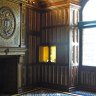 Château de Blois –  l’aile François Ier – le Studiolo, appelé aussi cabinet de la Reine, mais en fait cabinet de travail de François Ier. Les 180 panneaux de chêne sculpté polychrome (certains dissimulent des placards à mécanisme secret) sont authentiques (avant 1520). La cheminée et le plafond ont été remaniés par Félix Duban.  