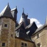Vues de la cour d'honneur de Fougères, les toitures du logis ouest, de la tour d'angle et d'une partie du chemin de ronde