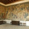Chenonceau - Dans la Salle des Gardes, pièce où se tenaient les hommes d'armes chargés de la protection royale : tapisseries des Flandres, portes en chêne sculpté du XVIème siècle et coffres gothiques et Renaissance.