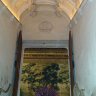 Chenonceau - l'escalier - arrivée au vestibule Catherine Briçonnet. Les dessus de portes et les arches des paliers sont ornés de médaillons