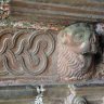 Enclos paroissial de Guimiliau. Eglise Saint Miliau. Intérieur du porche, détail de la frise à têtes saillantes sous les statues des apôtres.