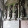 Enclos paroissial de Lampaul-Guimiliau - les apôtres représentés sous le porche (côté gauche) : André, Philippe, Barthélemy, Matthieu, Matthias, Simon.