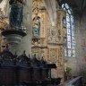 Eglise Notre-Dame de Lampaul-Guimiliau - Vierge à l'Enfant (XVIIème siècle) et les stalles (XVIIème siècle) aux accoudoirs en forme de monstres. Derrière le retable de la Passion et statue de Saint Paul.  