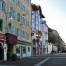 Evian -la rue Nationale, artère commerçante, emblématique de la diversité architecturale de la ville.  