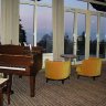 hôtel Ermitage : la véranda piano-bar, vue sur le parc et le lac.