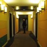 hôtel Ermitage : esprit contemporain et camaïeu de jaunes dans les couloirs qui mènet aux chambres 