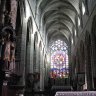 Guérande - Collégiale Saint-Aubin, la nef de style gothique - au fond, le vitrail de l'Assomption et du Couronnement de la Vierge 