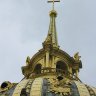 Douze kilos de feuilles d'or ont été nécessaires à la restauration du Dôme. Le lanternon est surmonté d'une flèche fleurdelisée portant une croix.