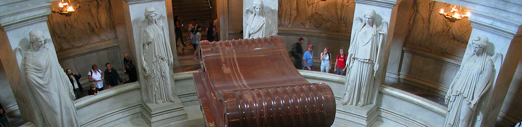 Les Invalides, le tombeau de Napoléon entouré des Victoires sculptées par Pradier