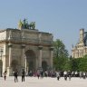 L'arc de triomphe du Carrousel du Louvre et le pavillon de Marsan. Arc de triomphe, dessiné par Charles Percier et Pierre-François-Léonard Fontaine fut édifié en 1809 en hommage à la Grande Armée de Napoléon et célèbre la victoire d'Austerlitz