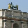 L'arc de triomphe du Carrousel : le quadrige est une copie (1828 par François Joseph Bosio) des chevaux de la basilique Saint-Marc de Venise (l'original, prise de guerre en 1798, fut restitué en 1815). Les deux victoires datent de 1808. En-dessous sculptures de soldats de l'armée impériale par Taunay, Corbet, Foucou et Chinard. 
