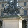 Louvre, cour Napoléon devant l'aile Mollien, la statue équestre de Louis XIV sous les traits de Marcus Curtius. L'œuvre originale, sculptée dans le marbre par Le Bernin, se trouve dans l'orangerie du château de Versailles (une copie en est exposée près de la pièce d'eau des Suisses dans le parc du château). La seconde copie, en plomb, a été réalisée en 1986 et installée en 1988 au Louvre.