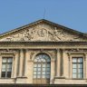 Palais du Louvre, cour carrée, le fronton du pavillon Saint-Germain l'Auxerrois par Guillaume II Coustou: un coq entouré d'un serpent qui se mord la queue, encadrés par deux génies (1759).  