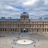 Palais du Louvre, la cour carrée l'aile ouest, dite aile Renaissance : à gauche, l'aile Lescot (où on admire les bas-reliefs de Jean Goujon) - au centre, le pavillon de l'Horloge ou Sully - à droite, l'aile Lemercier.  