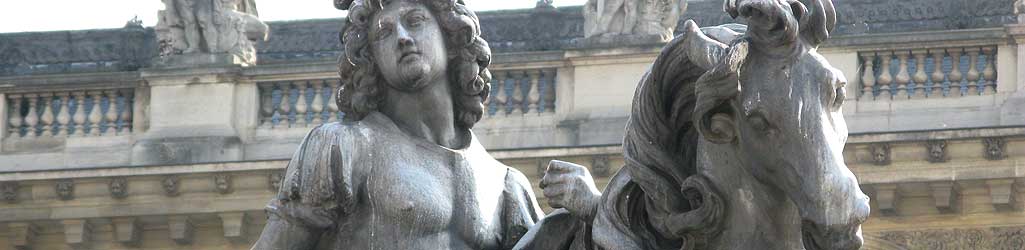 Cour Napoléon - détail de la statue équestre de Louis XIV, fonte en plomb d'après l'oeuvre de Bernin.