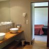 Manoir du Lys - le pavillon des bois Amanite - la salle de bain pourvue de tous les accessoires et nécessaires de toilette. A noter les très agréables fragrances des produits de soin Relais du Silence.