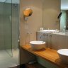 Manoir du Lys - le pavillon des bois Amanite - la vaste salle de bain bien agencée : 2 vasques, 1 grande douche, 1 baignoire et des toilettes indépendantes. 