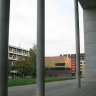 Vu du parvis de la Pinakothek der Moderne, le Brandhorst Museum, autre musée consacré à l'Art Contemporain. Ouvert en 2009, la majeur partie des collections provient de la dation de Udo et Anette Brandhorst. La façade du bâtiment dessiné par Sauerbruck Hutton est recouverte de 36000 lamelles en céramique de 23 couleurs différentes.