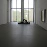 Au fond d'une salle, près de la lumière tamisée, une sculpture attire le visiteur :  Der Gestürzte (La Chute) de Wilhem Lehmbruck