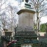 Tombe d'Honoré de Balzac (1799-1850) - division 48 - et d'Evelyne Hanska (1801-1882), son épouse. Buste en bronze de Balzac par David d'Angers (1788-1856), le marbre original (1844) est visible au musée Balzac (Paris XVIème).