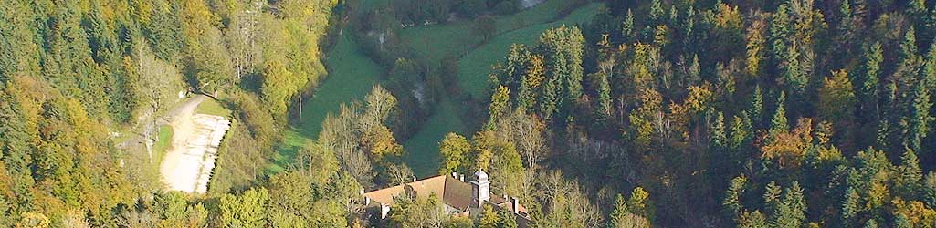 La Roche du Prêtre - au fond du val de Consolation, les toits de l'ancien monastère