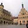 Marktplatz, le cœur de la vieille ville de Rothenburg. A gauche, la façade Renaissance du Rathaus. A droite, au nord de la place, la Ratstrinkstube, ancienne taverne alors réservée aux notables. 