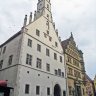 Dans la Herrngasse, on découvre la façade gothique du Rathaus. Le beffroi haut de 60m date du XIVe siècle. Le porche de la bâtisse d'où s'élève le beffroi ouvre sur des voûtes anciennes. Voir photos plus loin 
